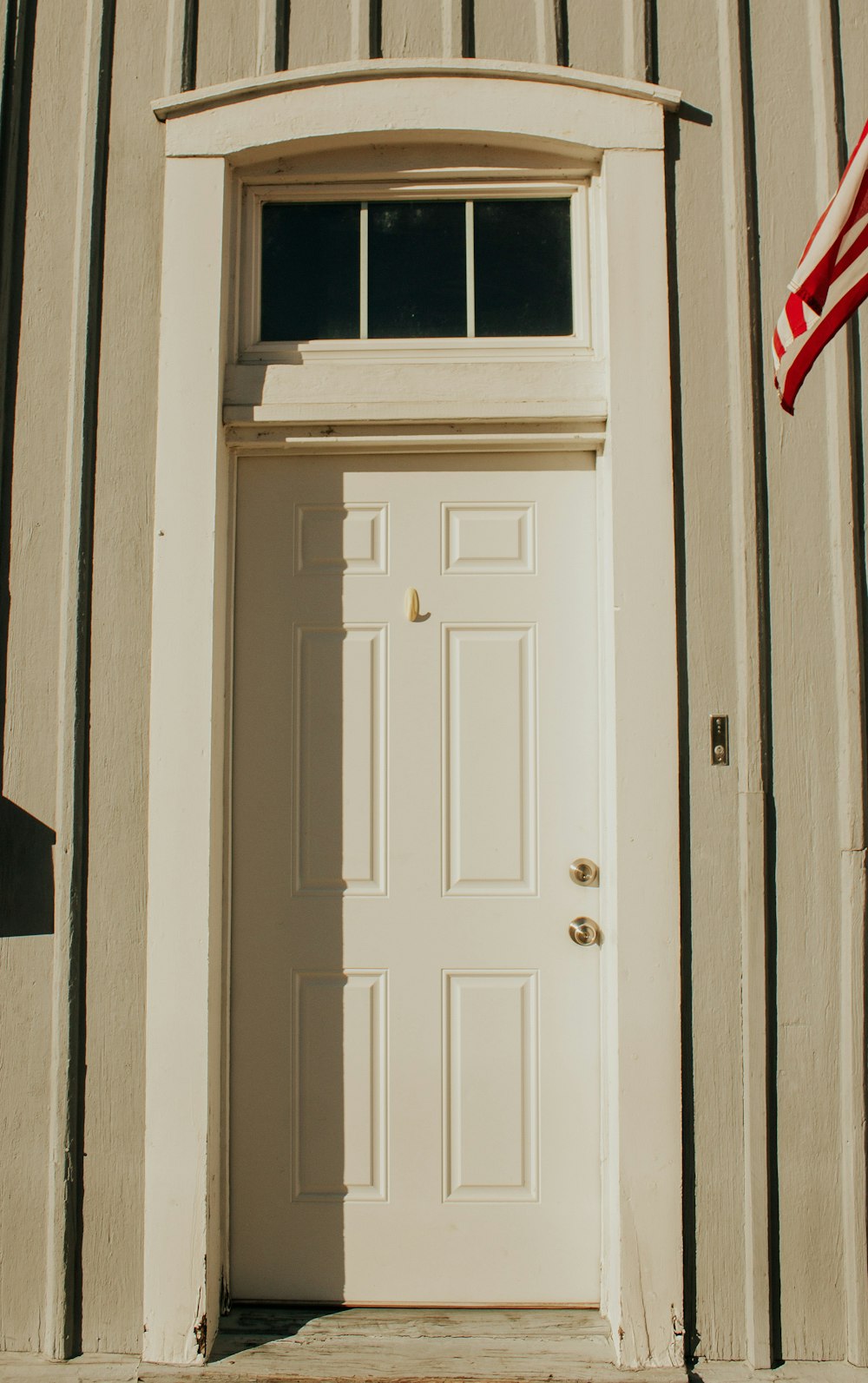 una bandera en una puerta de madera blanca