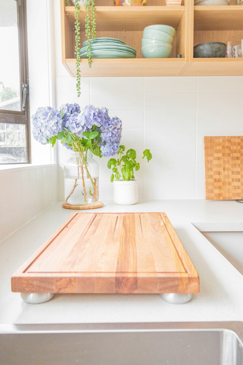 fiori viola in vaso di vetro trasparente su tavolo di legno marrone