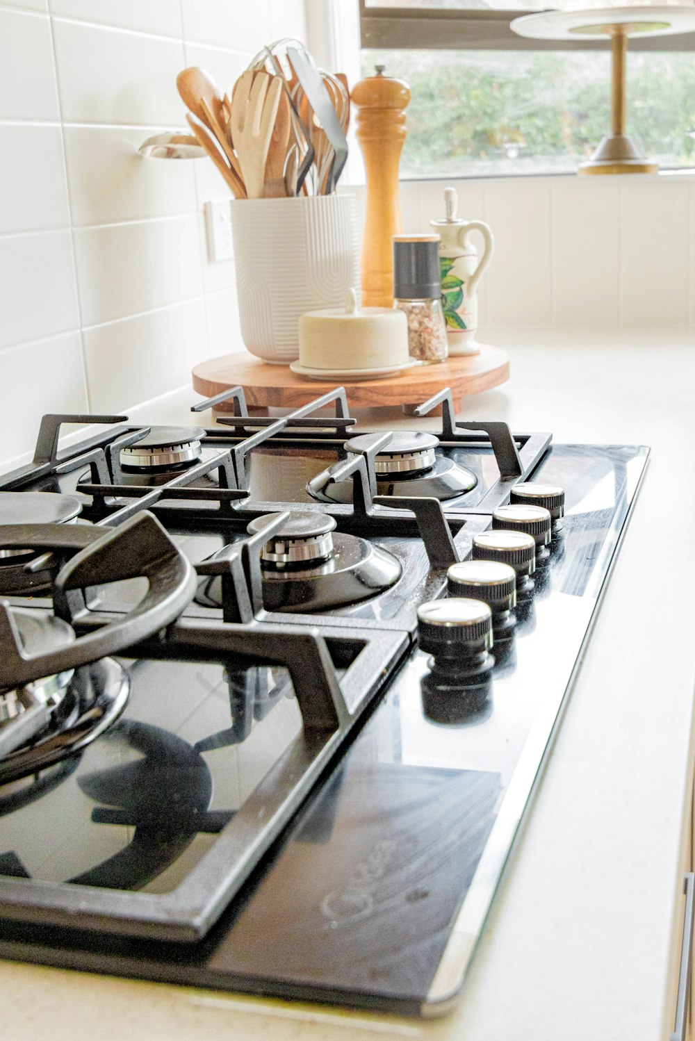 pièces d’échecs noir et blanc sur cuisinière à gaz noir et argent