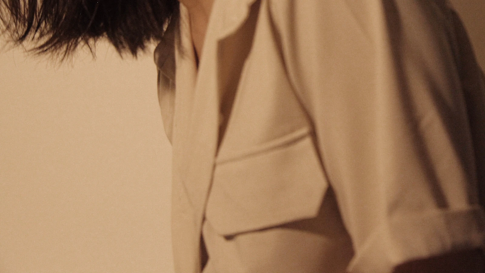 O top cropped de cava larga: a base de layering que aparece sob o blazer