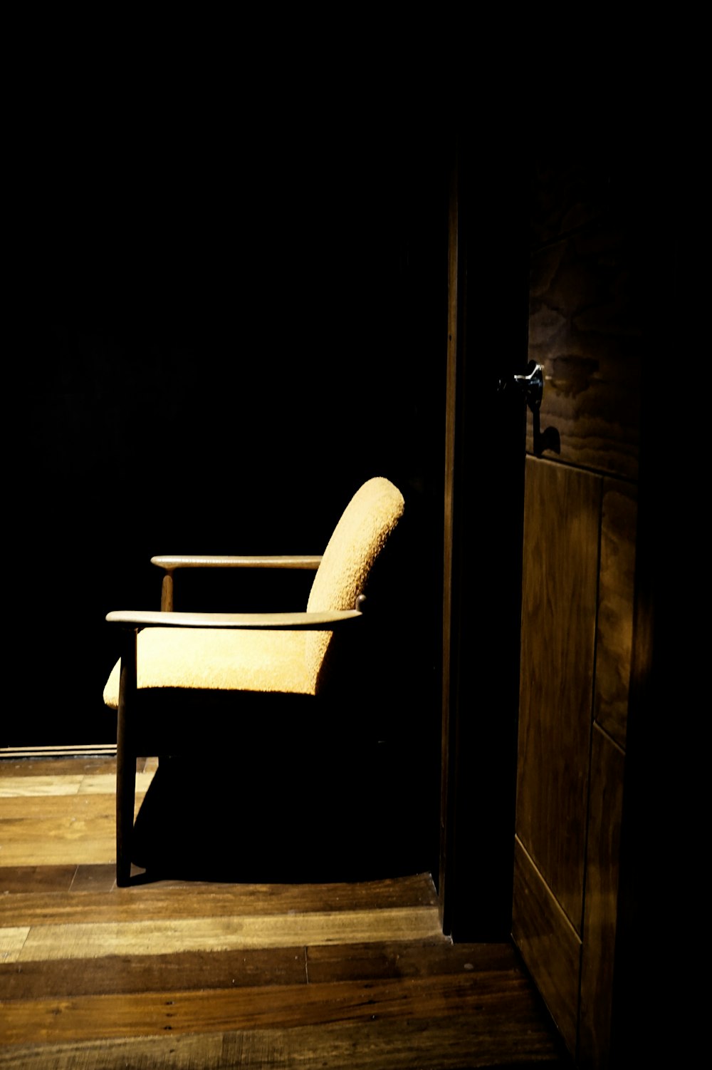 brauner weiß gepolsterter Sessel mit Holzrahmen