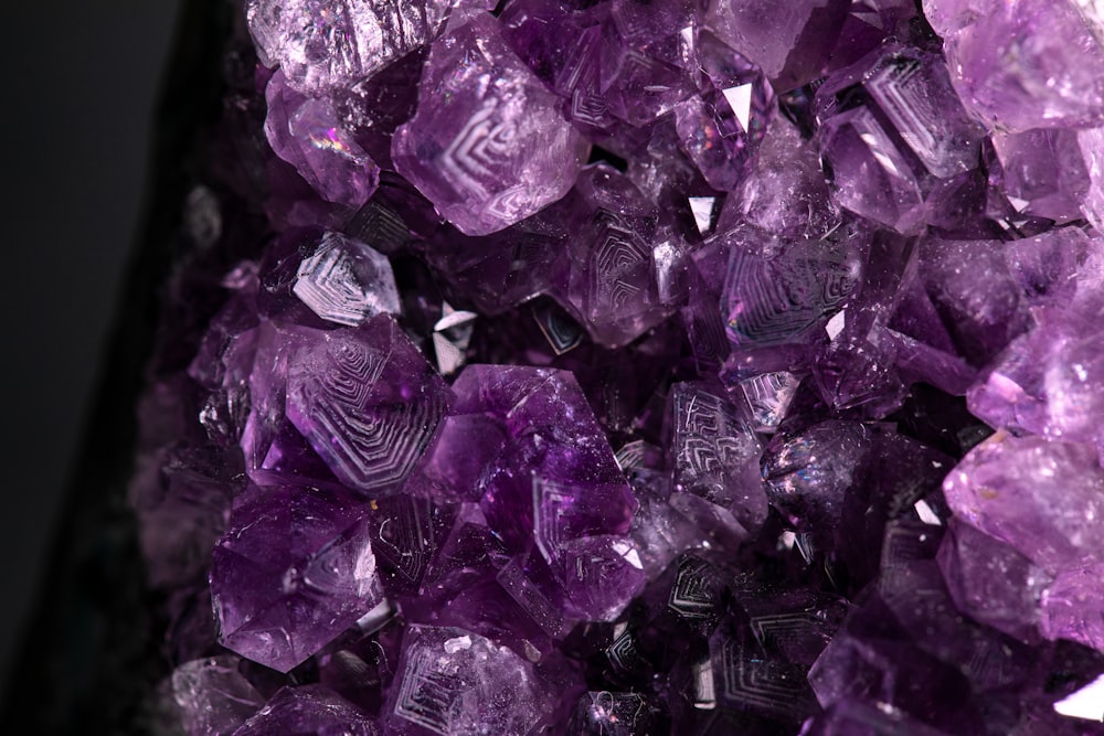 紫と黒の石の破片