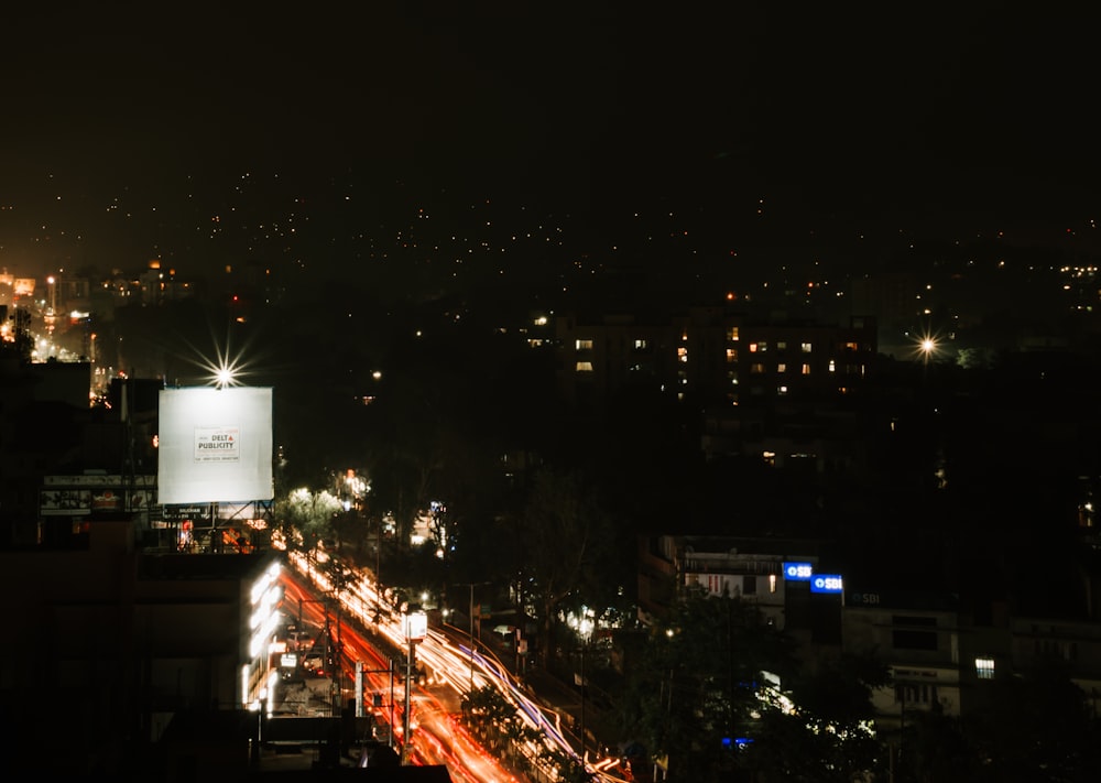 cidade com arranha-céus durante a noite