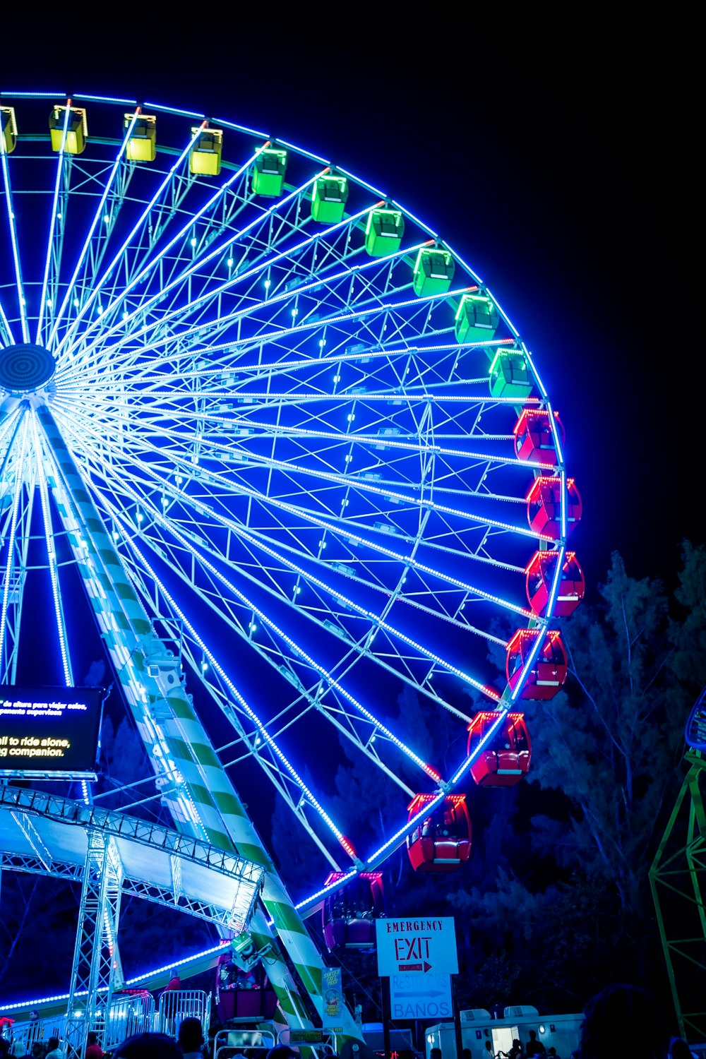 blue and red ferris wheel during daytime