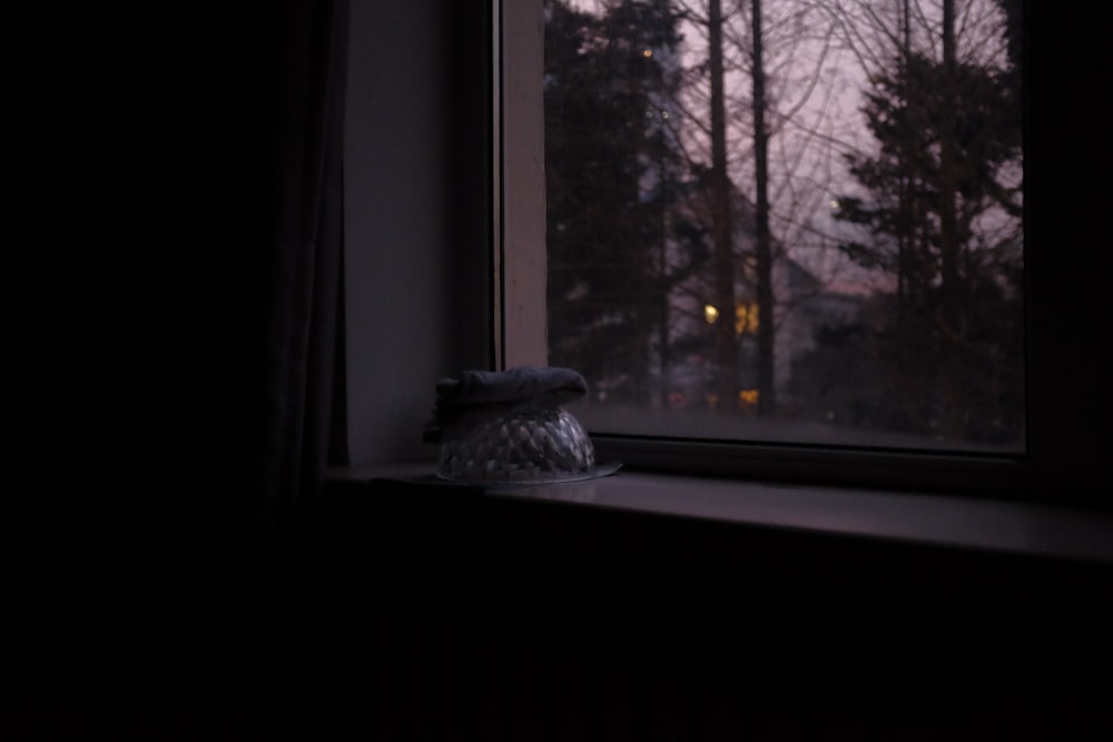 Fenêtre en verre encadrée en bois blanc