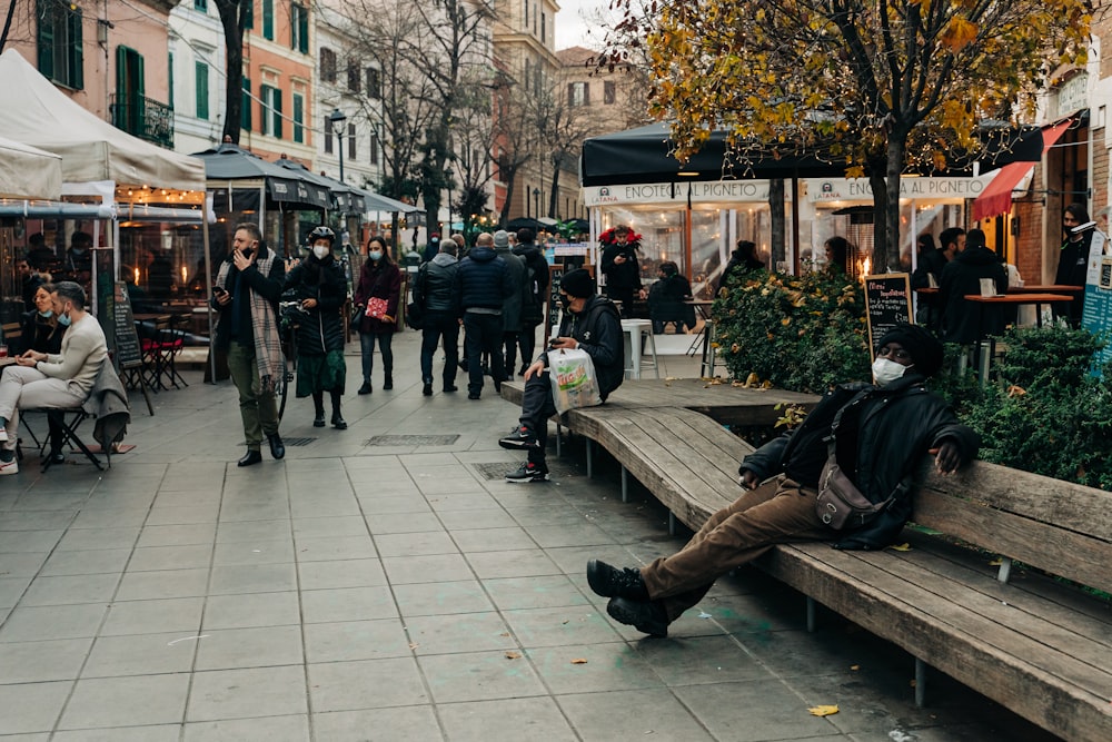 Menschen, die tagsüber auf dem Bürgersteig spazieren gehen