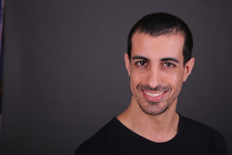 Atraktivní muž v černém tričku