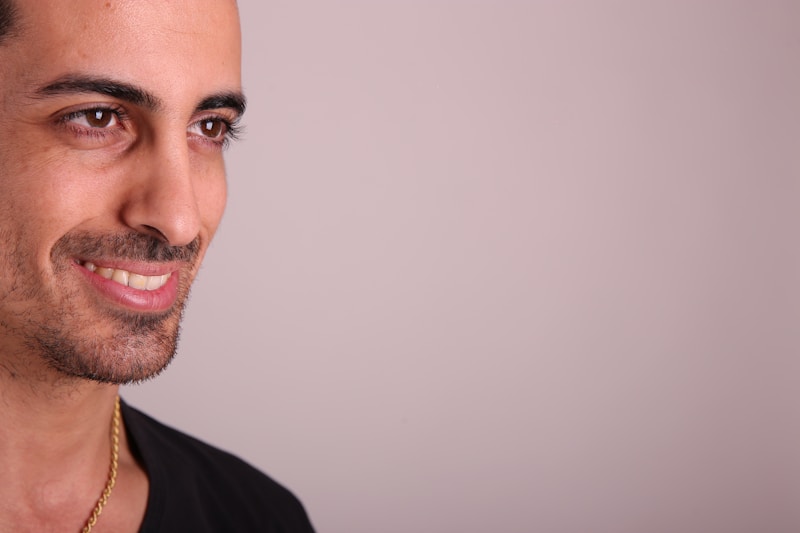 Sebevědomý muž v černém tričku