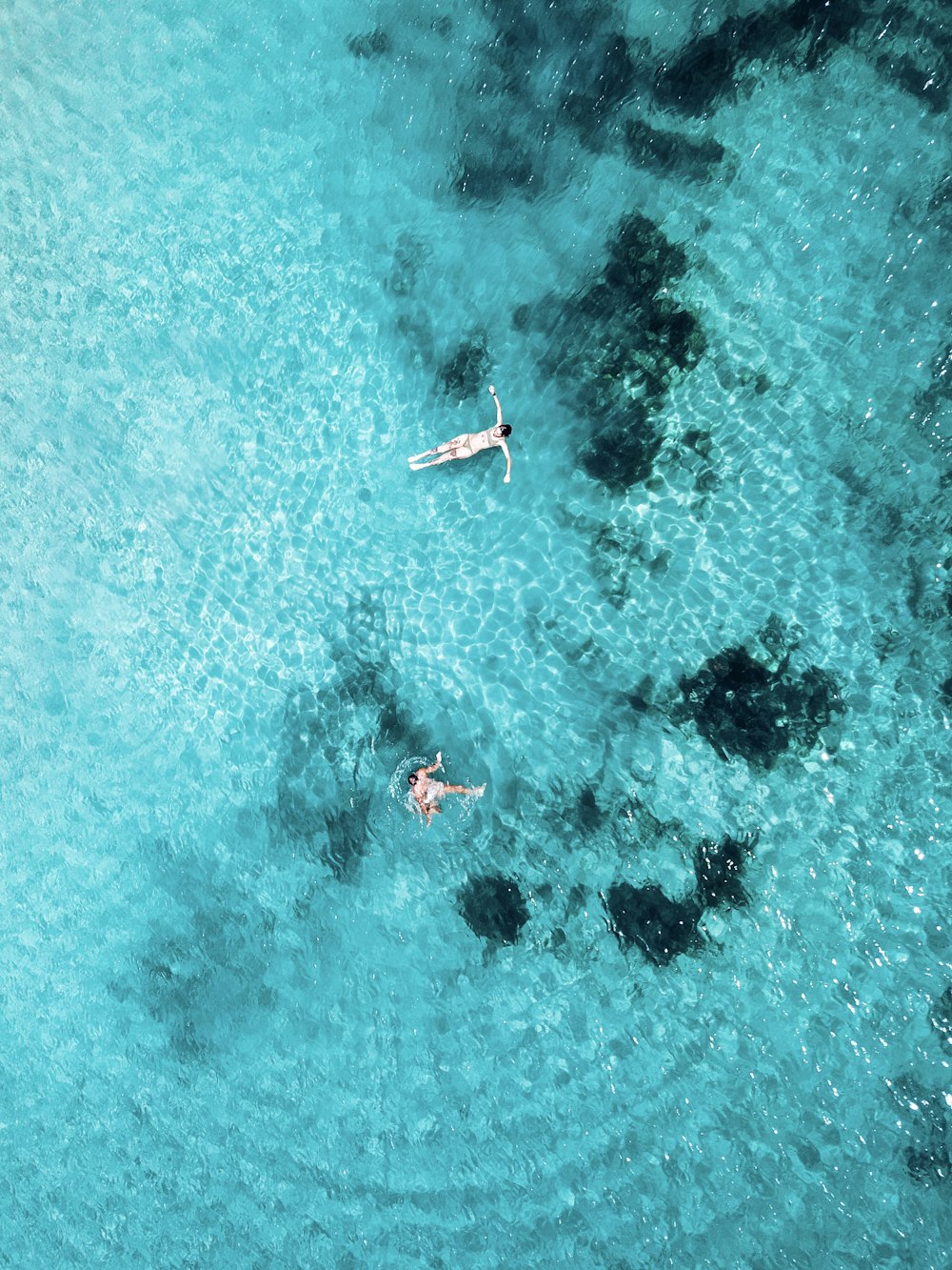 Vista aerea della barca bianca sullo specchio d'acqua durante il giorno