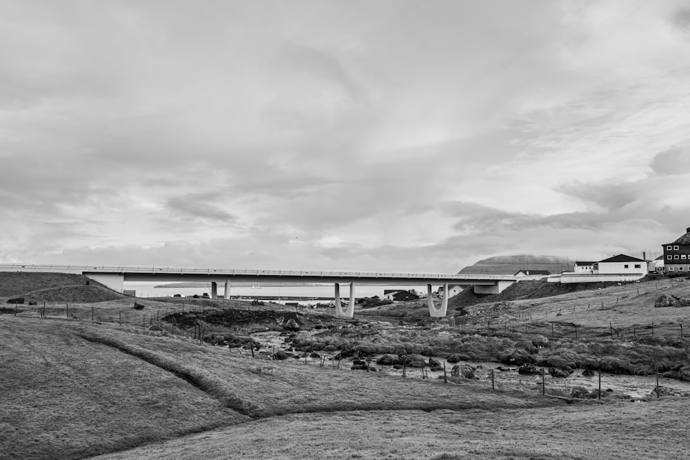 Foto en escala de grises del puente sobre el río
