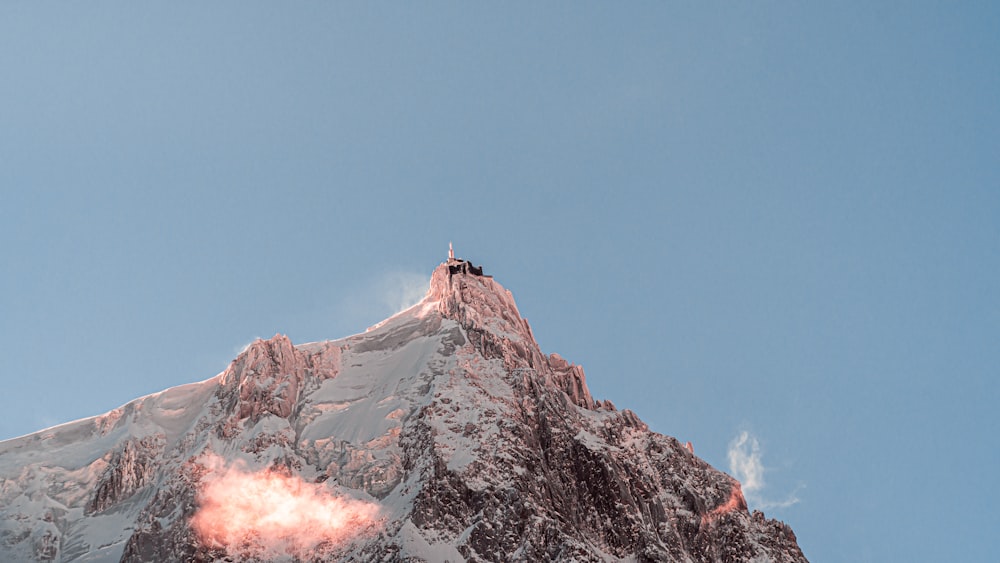 Persona in piedi sulla cima della montagna durante il giorno