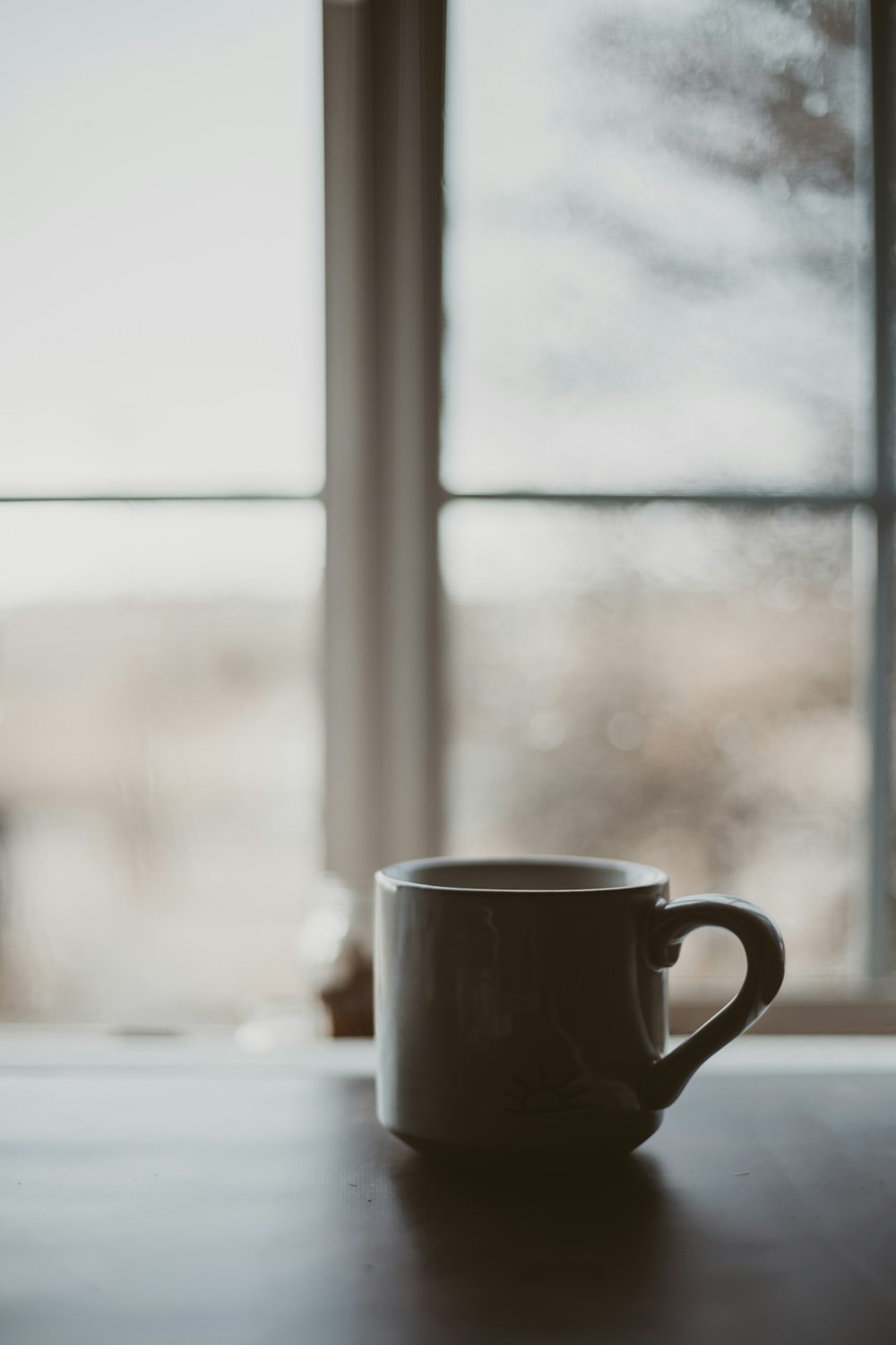 Tazza in ceramica nera su tavolo bianco