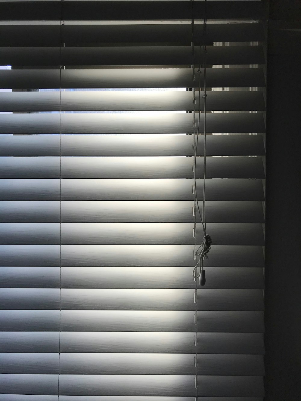 white window blinds during daytime