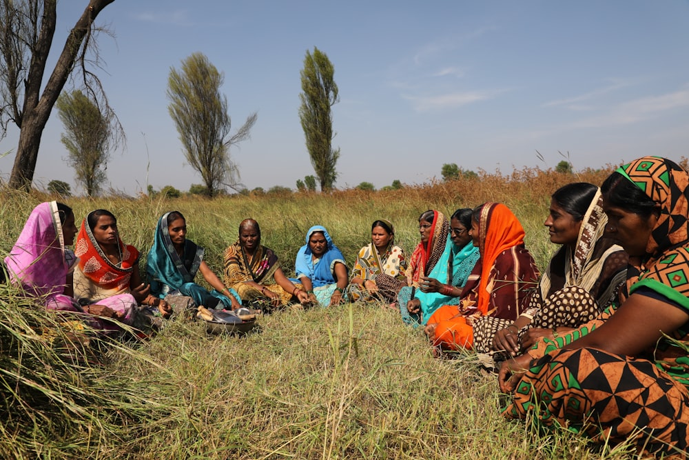 personnes assises sur un champ d’herbe pendant la journée