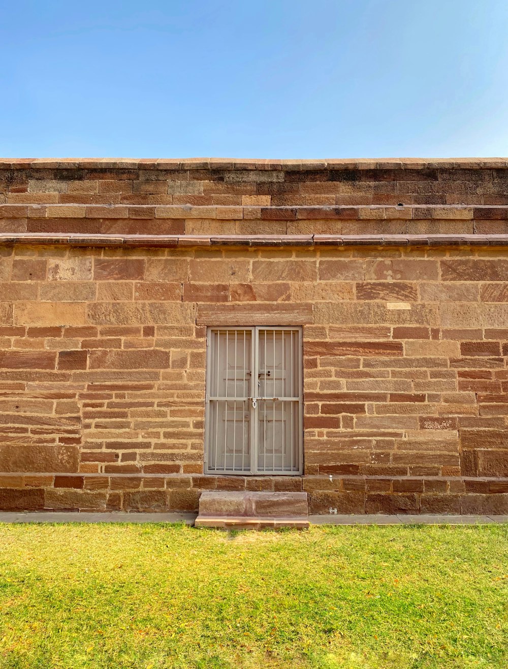 Pared de ladrillo marrón durante el día