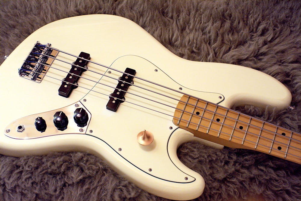 Guitarra eléctrica Stratocaster blanca y marrón