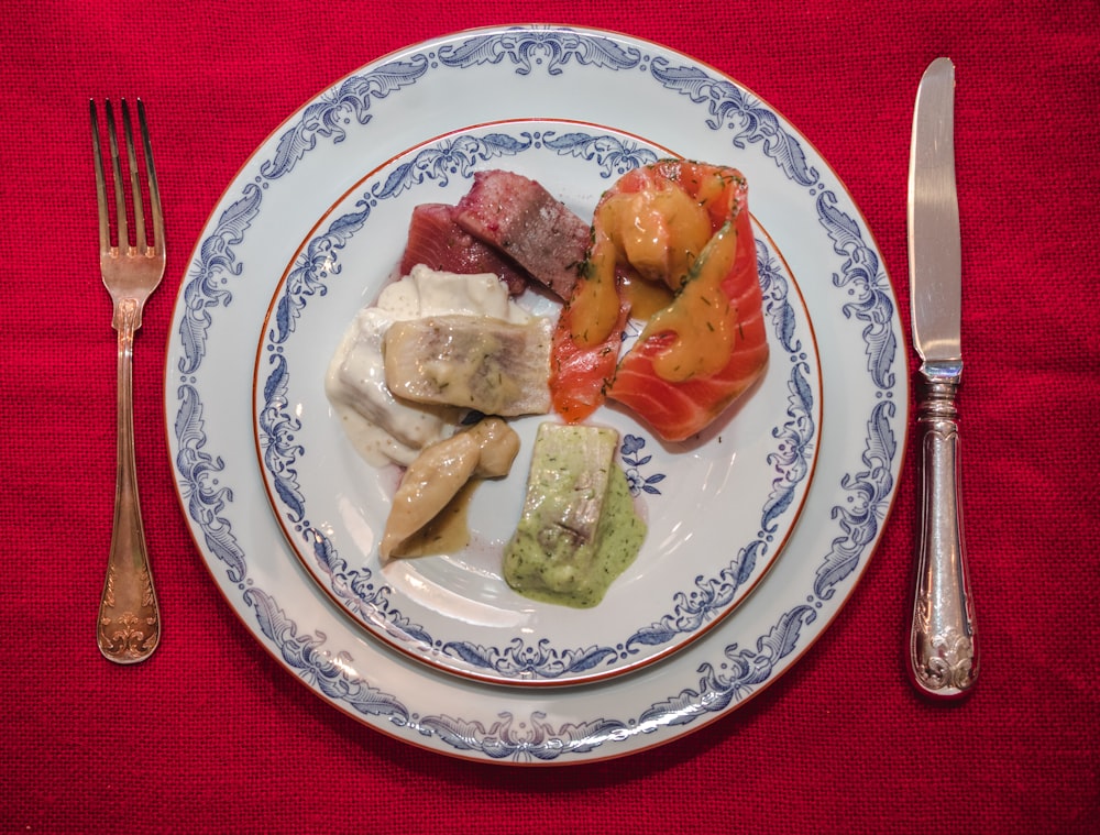 Pan de molde en plato de cerámica floral blanca y azul