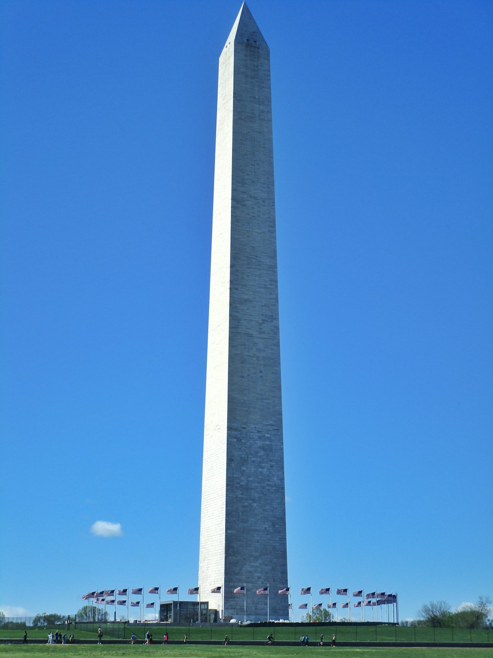 낮 동안 푸른 하늘 아래 회색 콘크리트 타워