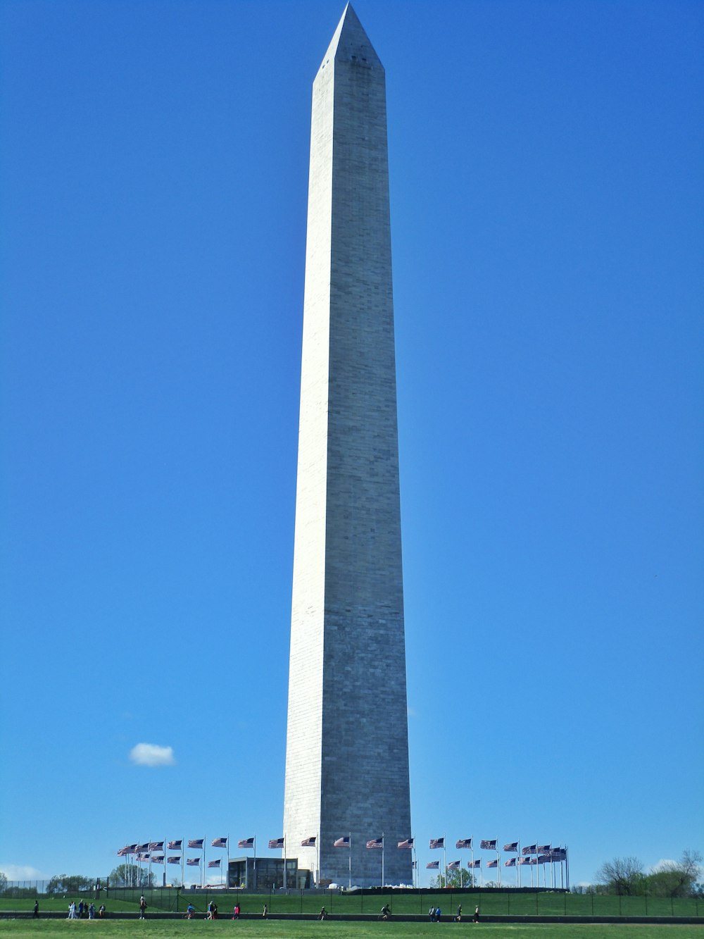 Torre de hormigón gris bajo el cielo azul durante el día