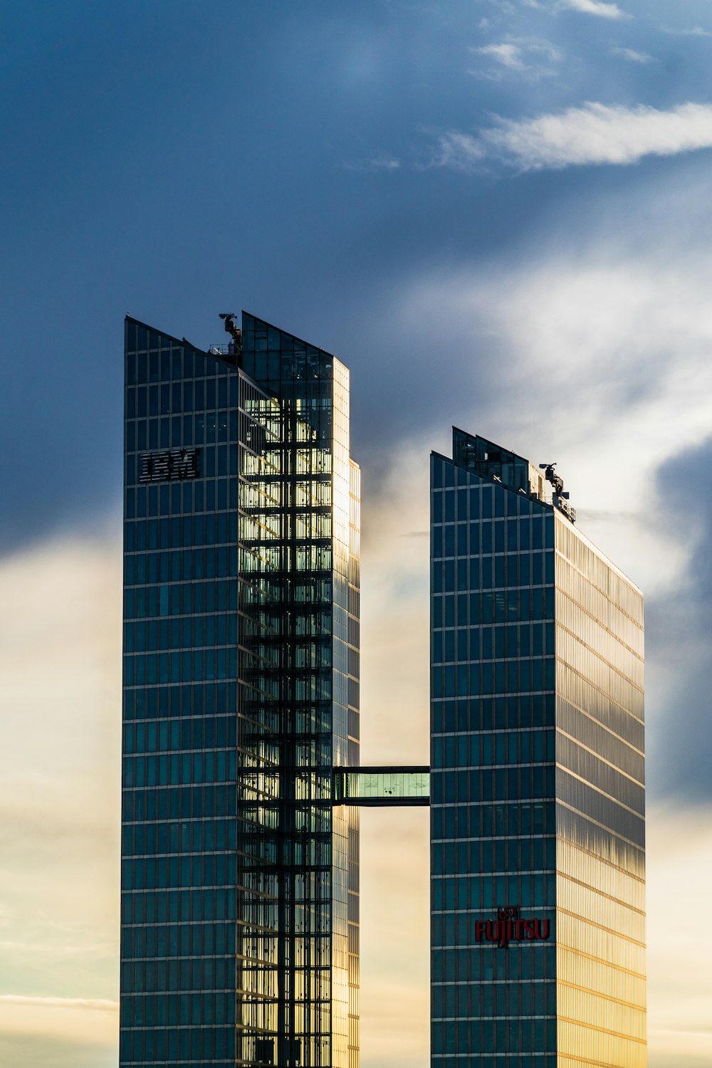 Edificio azul y negro bajo el cielo azul