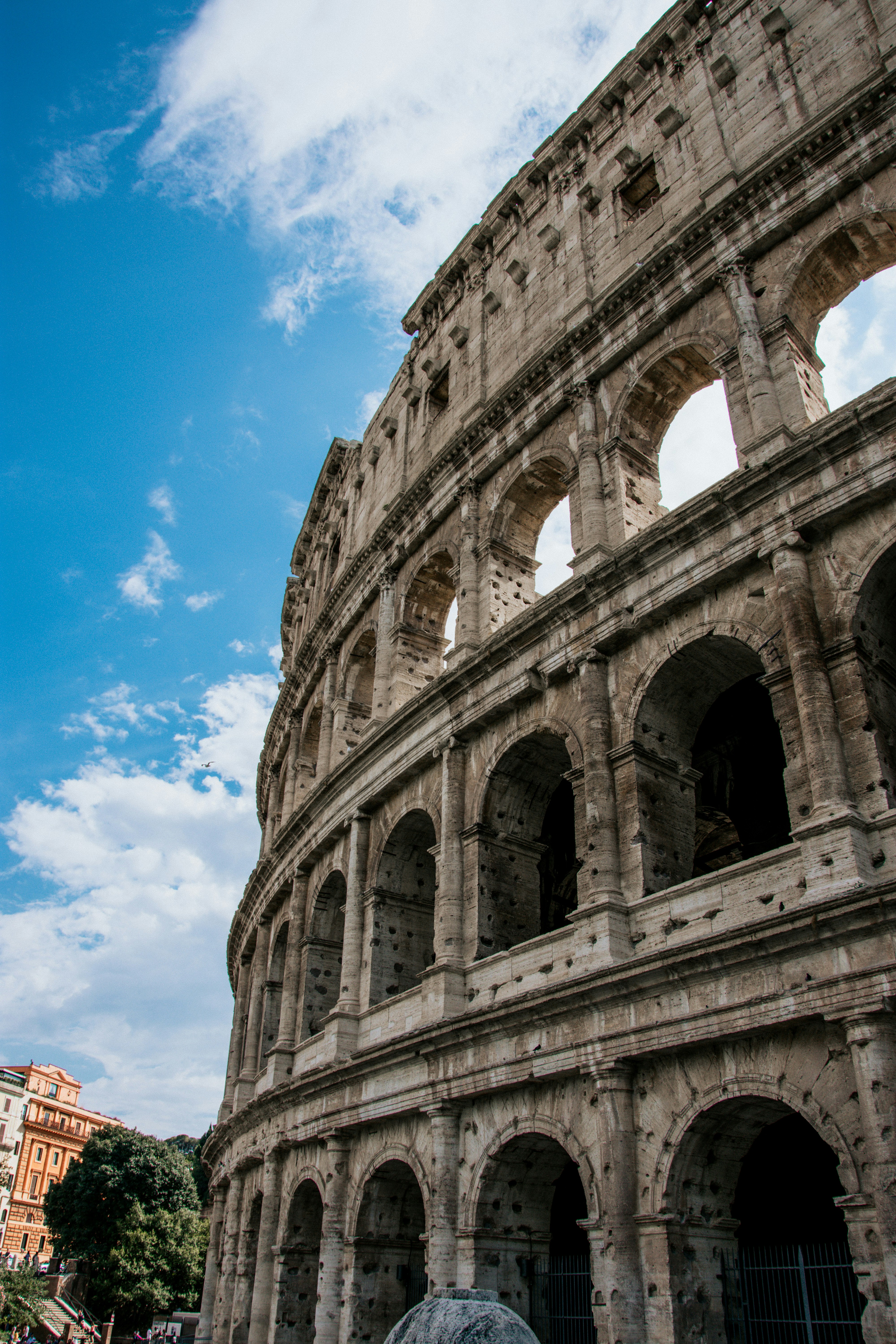 茶色のコンクリートの建物の写真 Unsplashで見つけるfranciaの無料写真