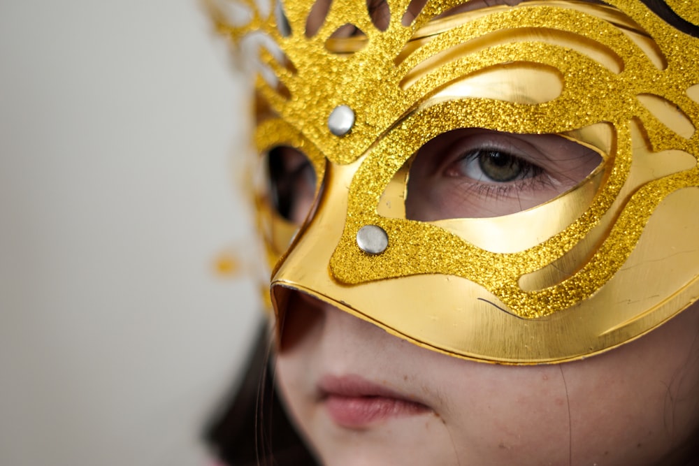 Mujer con máscara de oro y plata