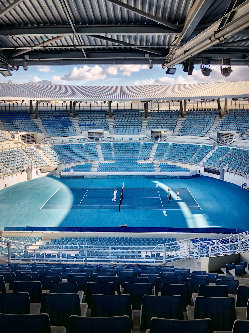 personnes assises sur le stade pendant la journée