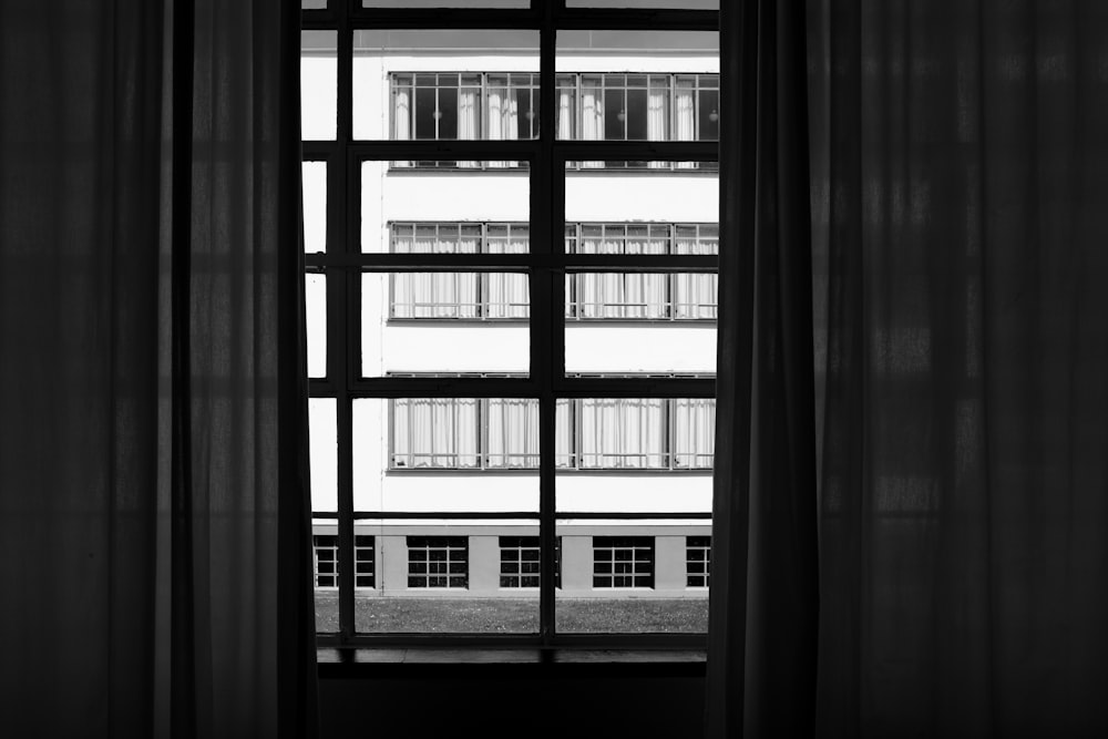 Foto en escala de grises de una ventana