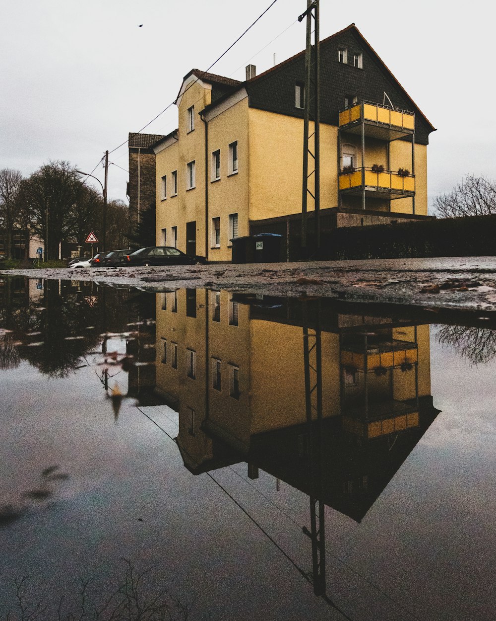 Bâtiment en béton brun près d’un plan d’eau pendant la journée