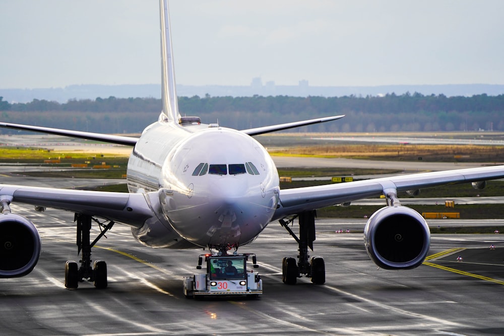 weißes und blaues Flugzeug tagsüber am Flughafen