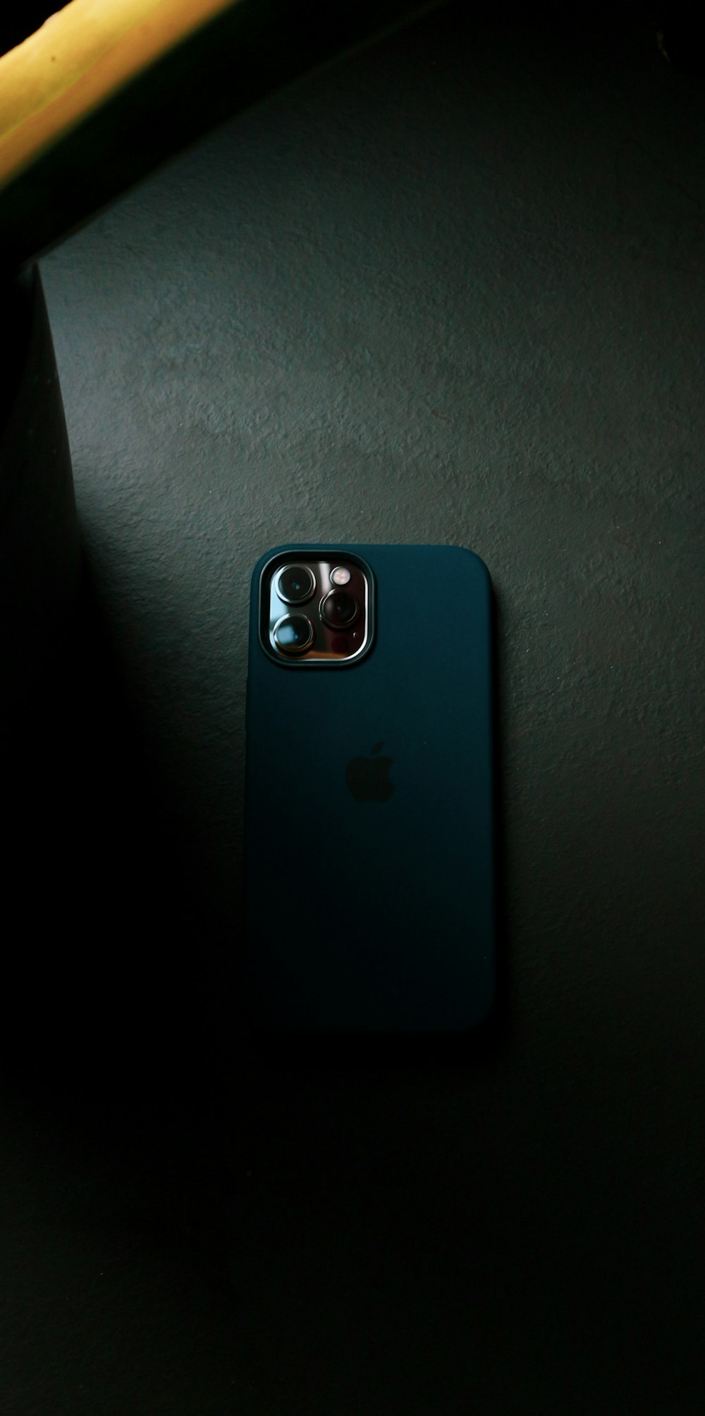 Funda azul para iPhone sobre textil gris
