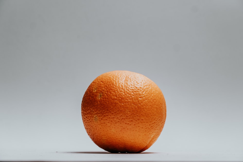 Orangenfrucht auf weißem Tisch