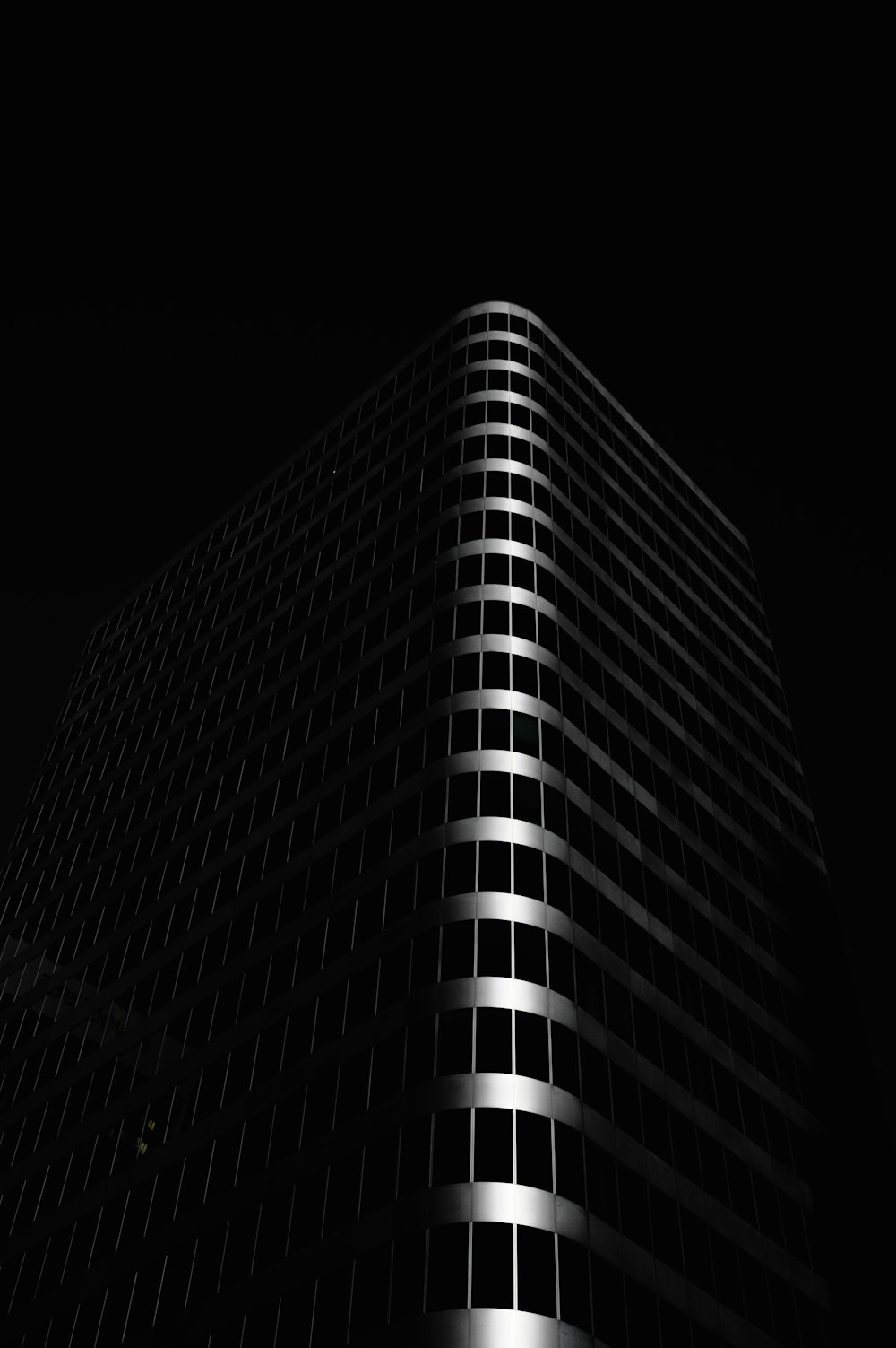 immeuble de grande hauteur noir et blanc