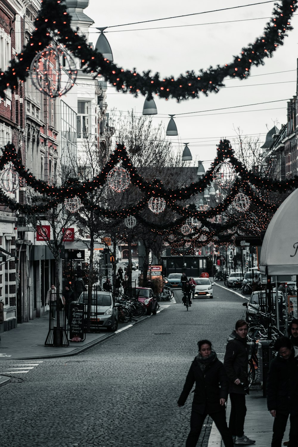 Menschen, die tagsüber auf der Straße spazieren gehen