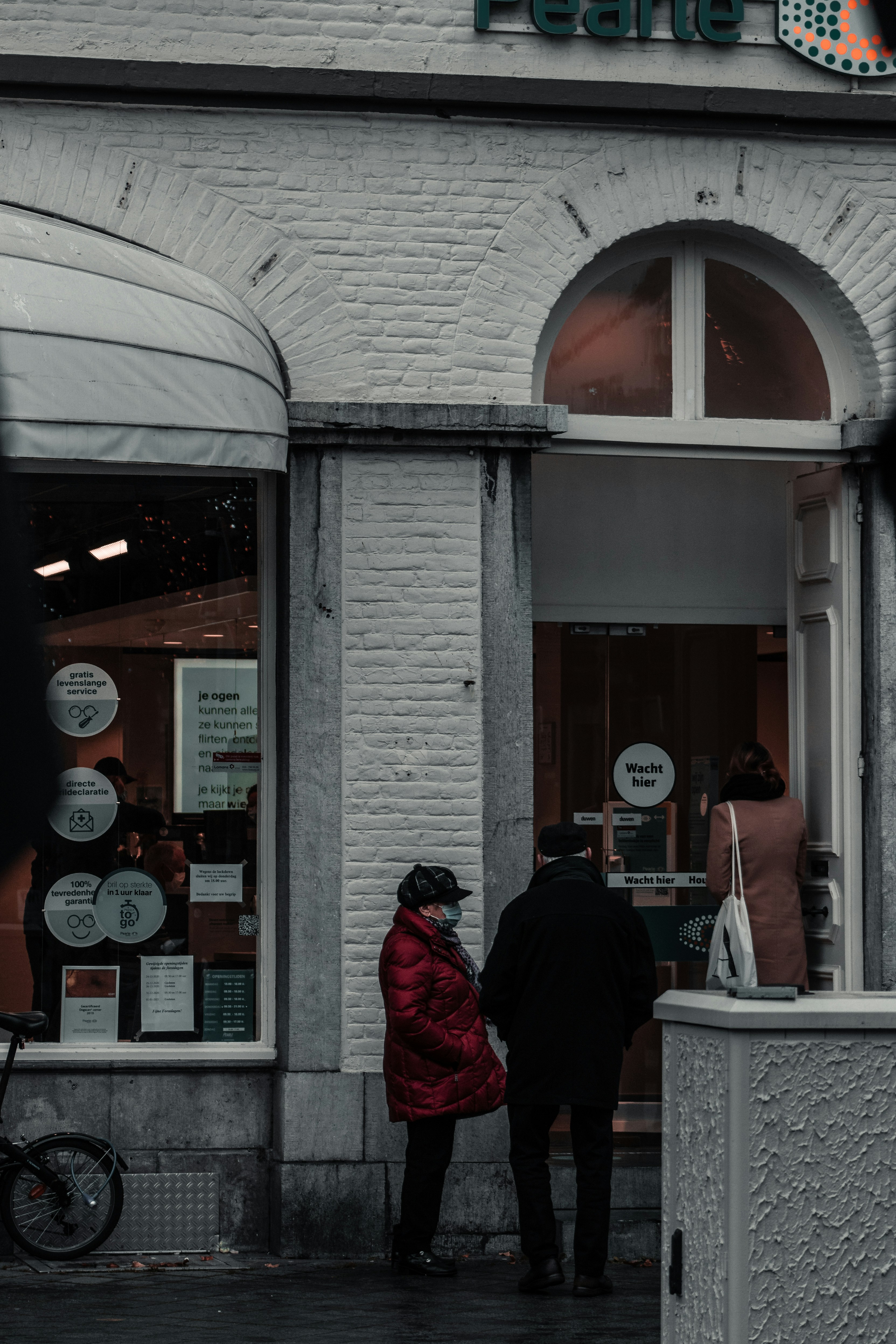 personnes assises sur une chaise devant le magasin