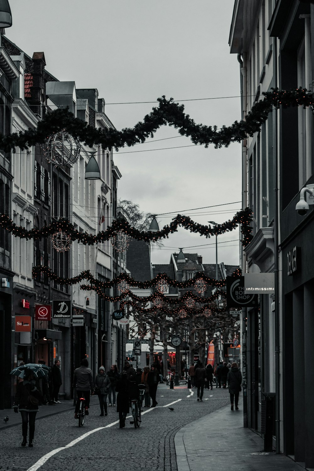 Menschen, die tagsüber auf der Straße spazieren gehen