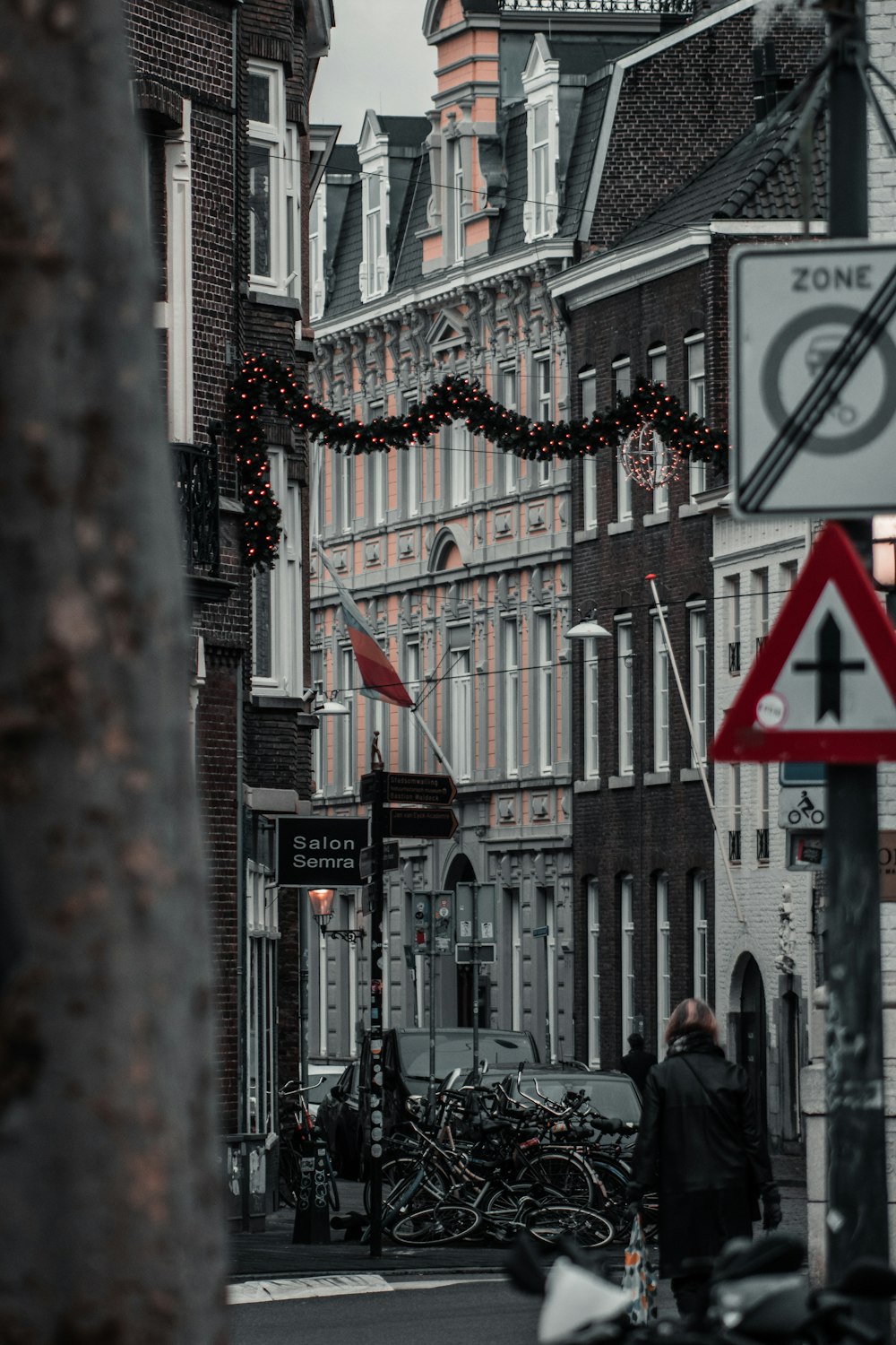 Menschen, die tagsüber auf der Straße spazieren gehen