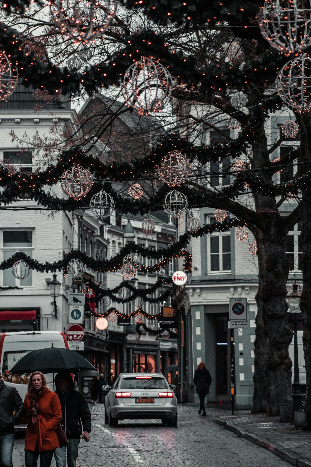 Menschen, die tagsüber auf der Straße in der Nähe des Gebäudes gehen