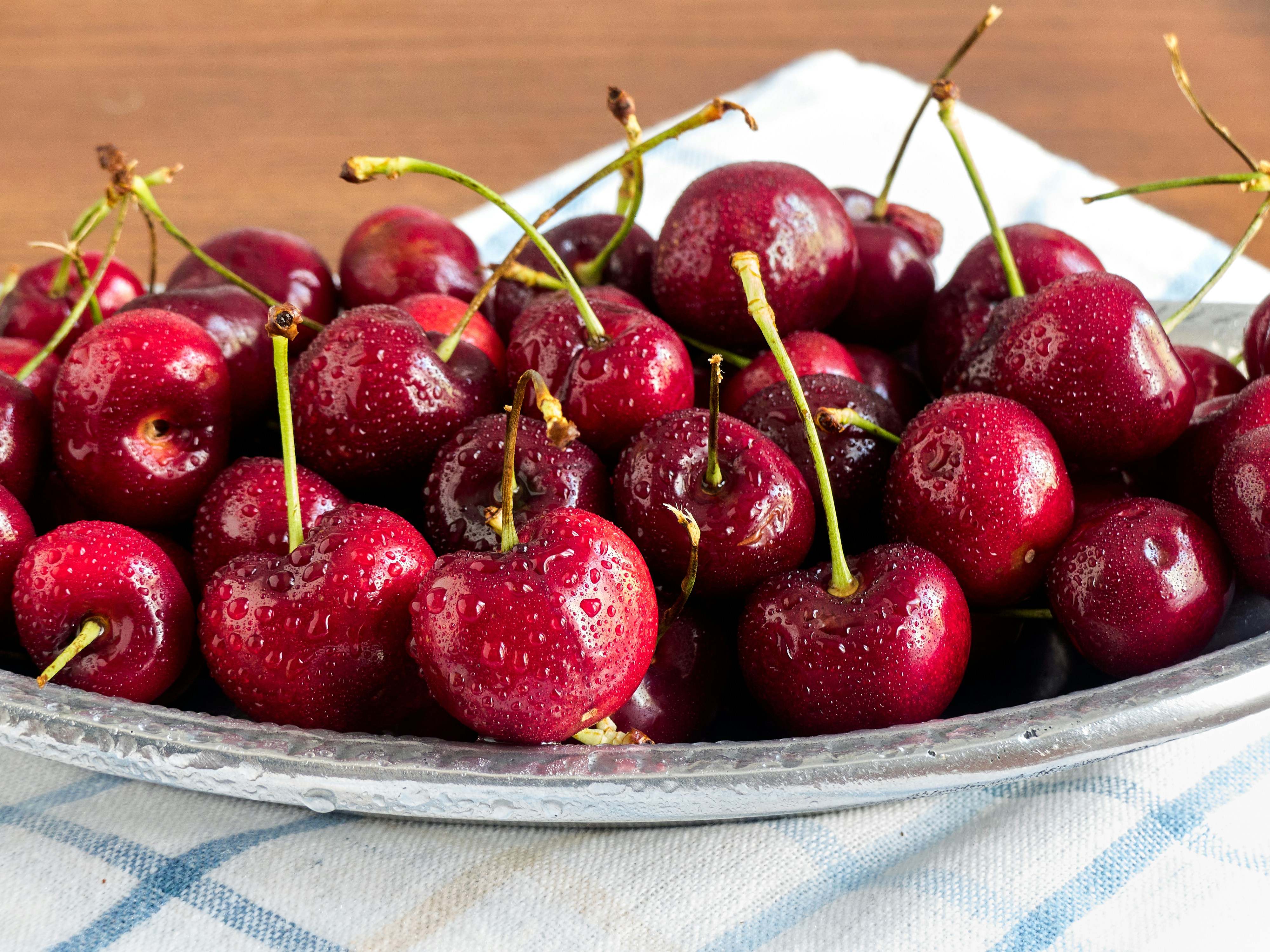 Cerises rouges sur bol en céramique blanche photo – Photo Des fruits ...