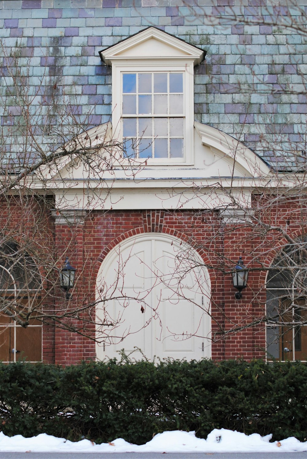 Braunes Backsteingebäude mit weißem Holzfenster