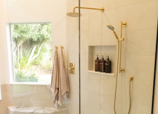 white bathtub with shower curtain