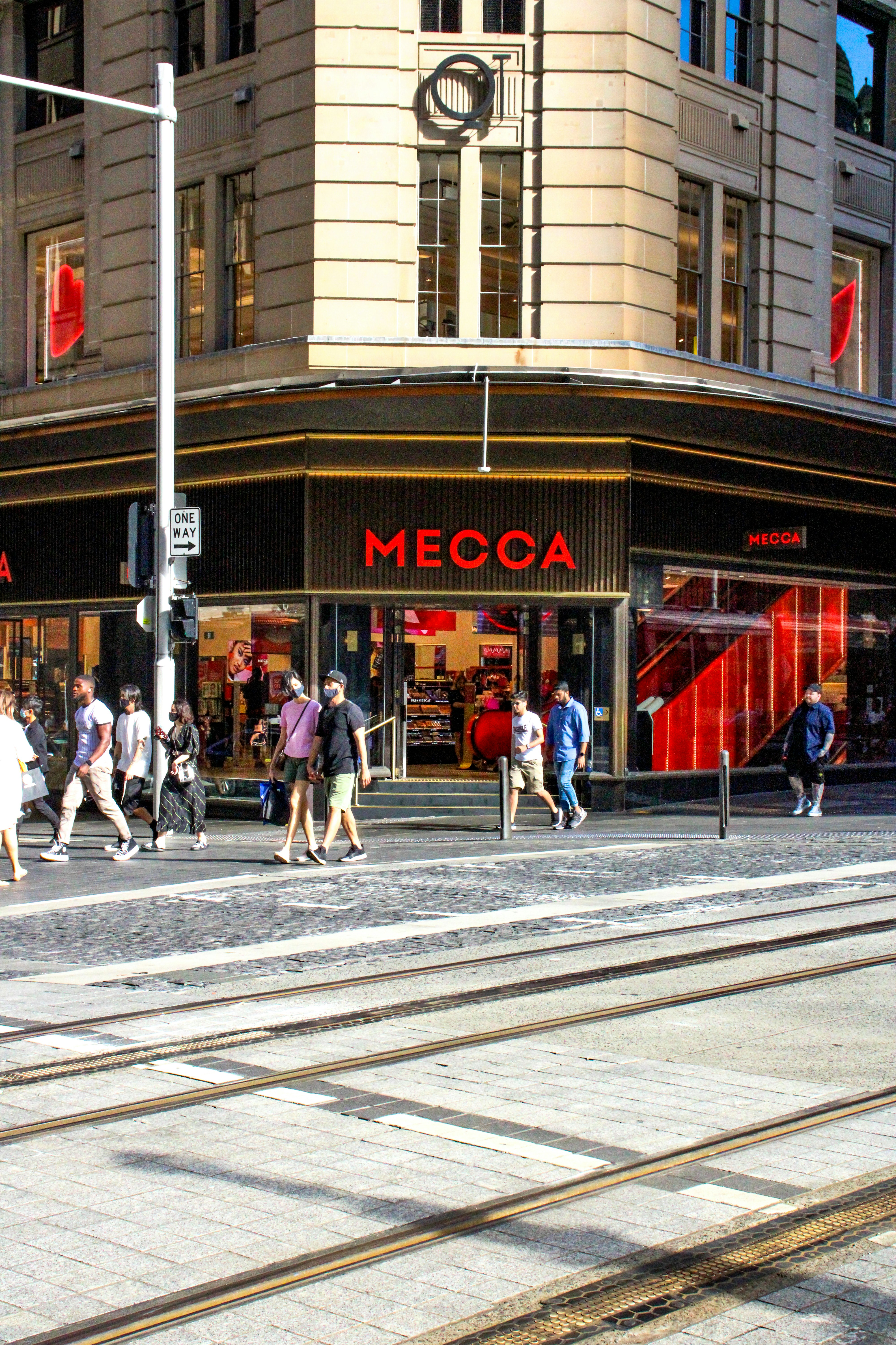 photo-1609285797188-010db18d7992