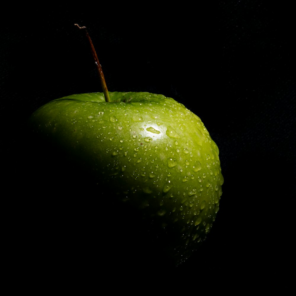 manzana verde con gotas de agua