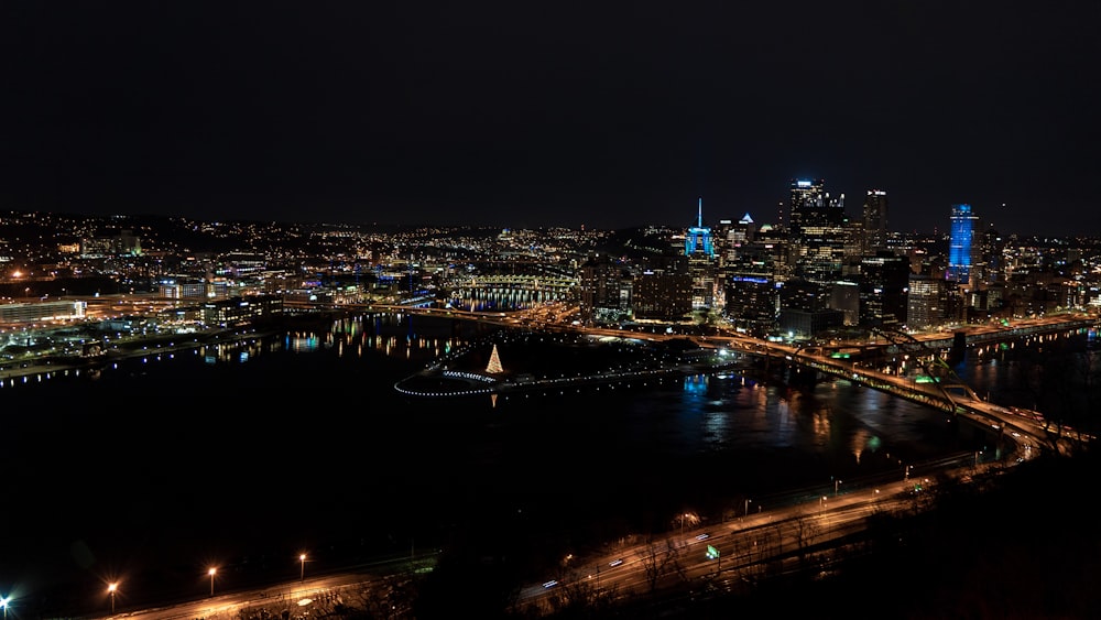 une vue d’une ville la nuit depuis le sommet d’une colline