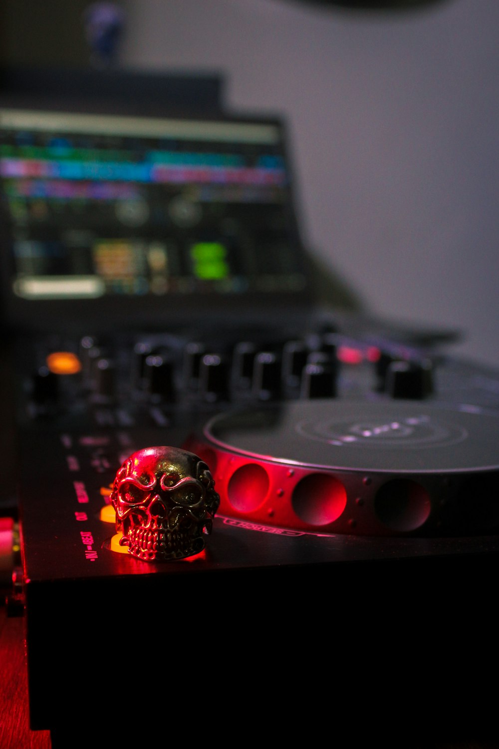 검정색과 빨간색 DJ 컨트롤러