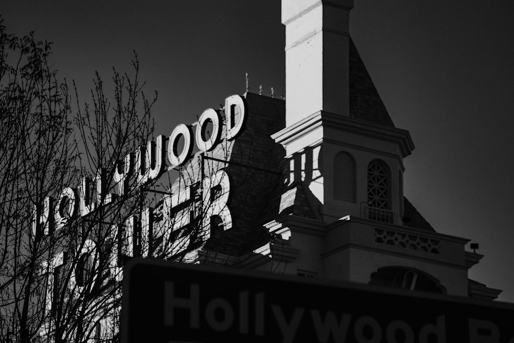 uma foto em preto e branco do sinal de hollywood
