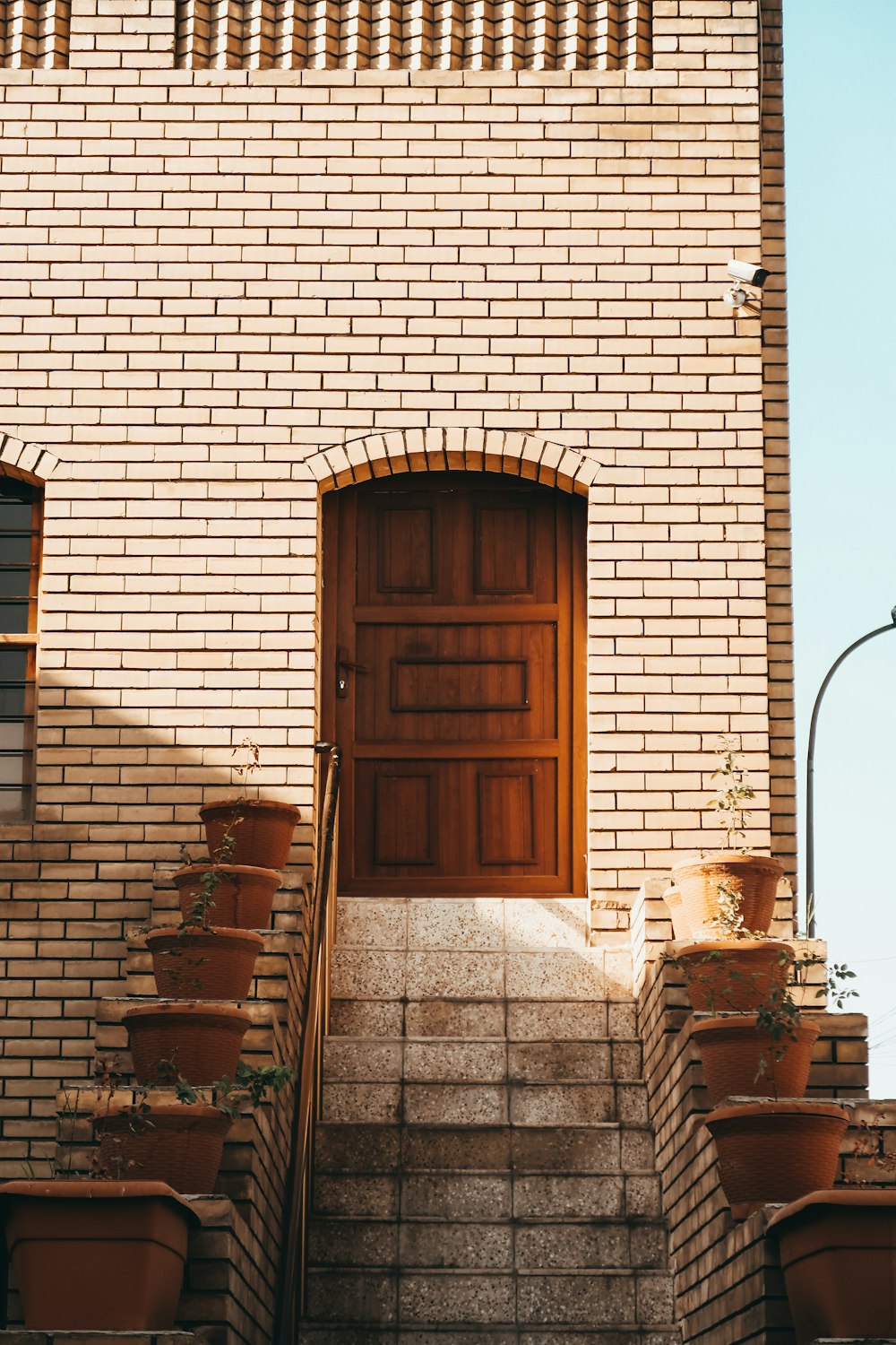 porta de madeira marrom no edifício de tijolos marrons