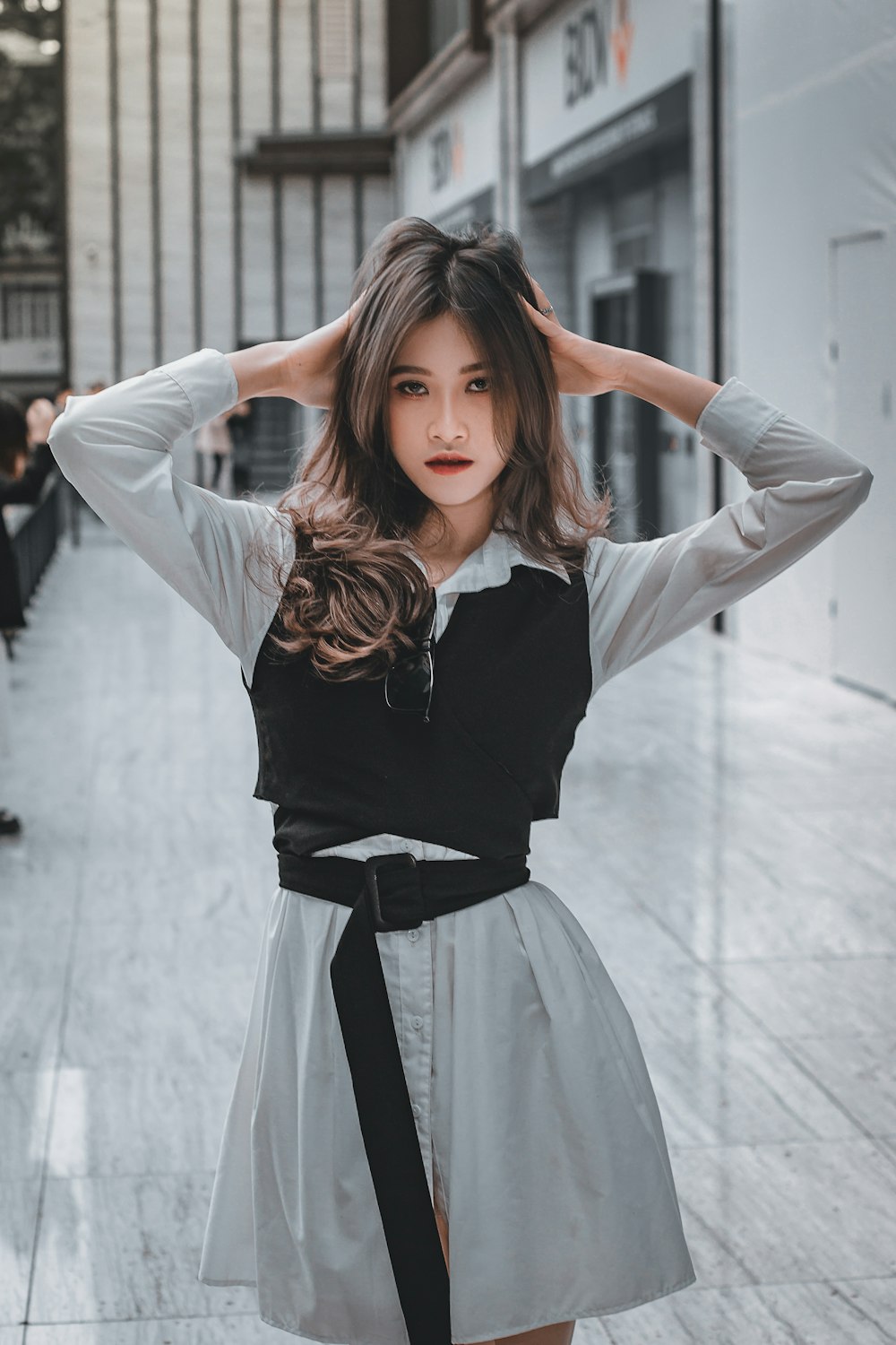 Foto Mujer vestido de manga larga blanco y negro – Imagen Gris gratis Unsplash