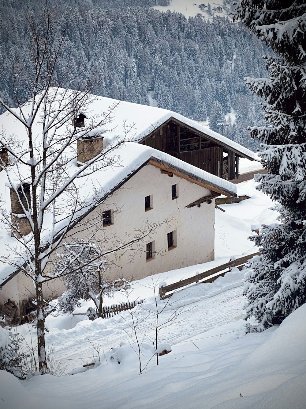 casa de concreto branca e marrom coberta com neve