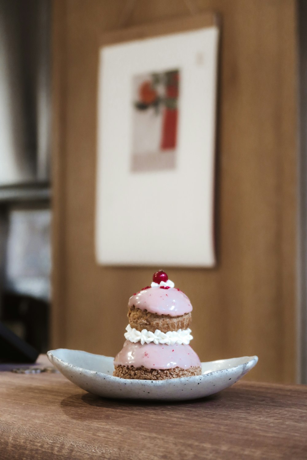 흰색 세라믹 접시에 분홍색 컵케이크